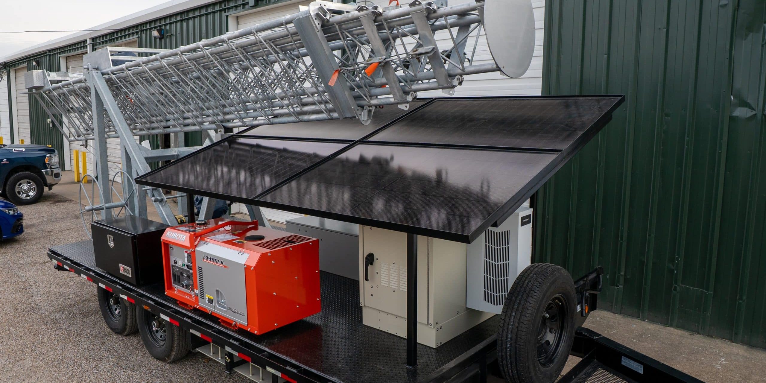 SI Tech Tower Solaris Technologies Services' Hybrid Power Tower provides off-grid connectivity with solar panels and lithium battery backup.