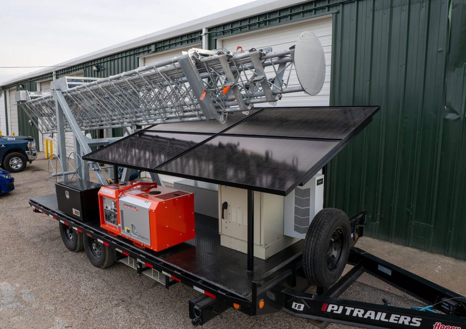 SI Tech Tower Solaris Technologies Services' Hybrid Power Tower provides off-grid connectivity with solar panels and lithium battery backup.